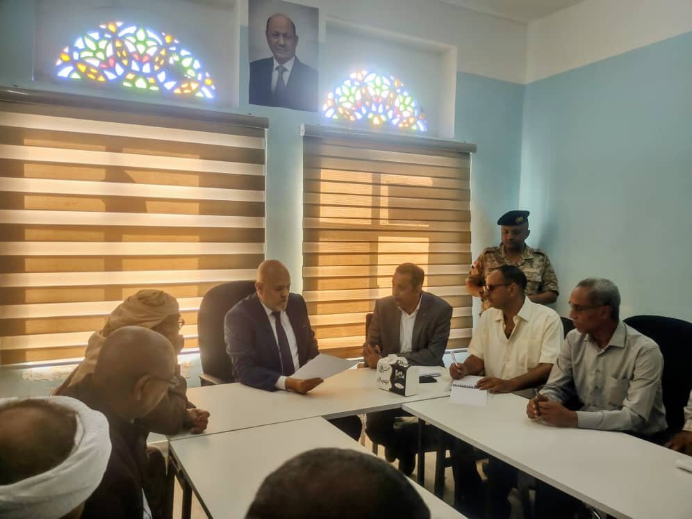 مدير عام ضرائب تعز يستقبل محافظ المحافظة ويرأس اجتماعًا مع مدراء الإدارات