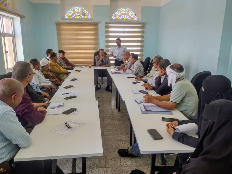 ،، مدير عام مكتب ضرائب تعز يترأس اجتماعًا لمناقشة تقارير التحصيل والترتيبات لتطبيق النظام الآلى ،،
