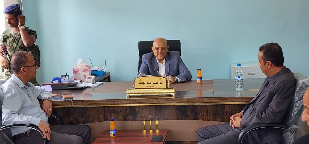 محافظ المحافظة يطلع على سير العمل في مكتب الضرائب ويؤكد دعم السلطة المحلية لتعزيز الإيرادات