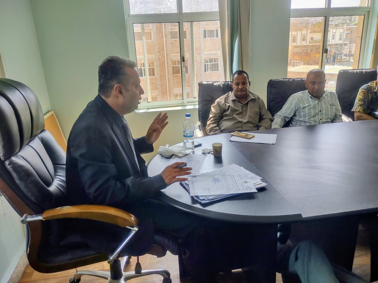 مدير عام مكتب ضرائب تعز يجتمع بمدراء الفروع